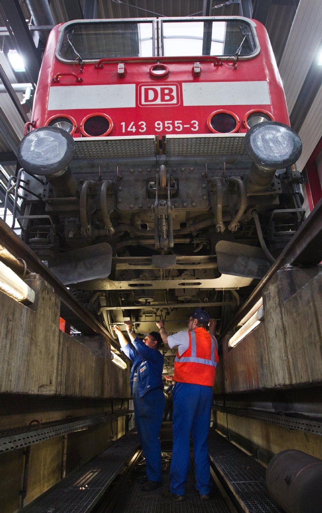 Eine Elektrolokomotive der Baureihe 143