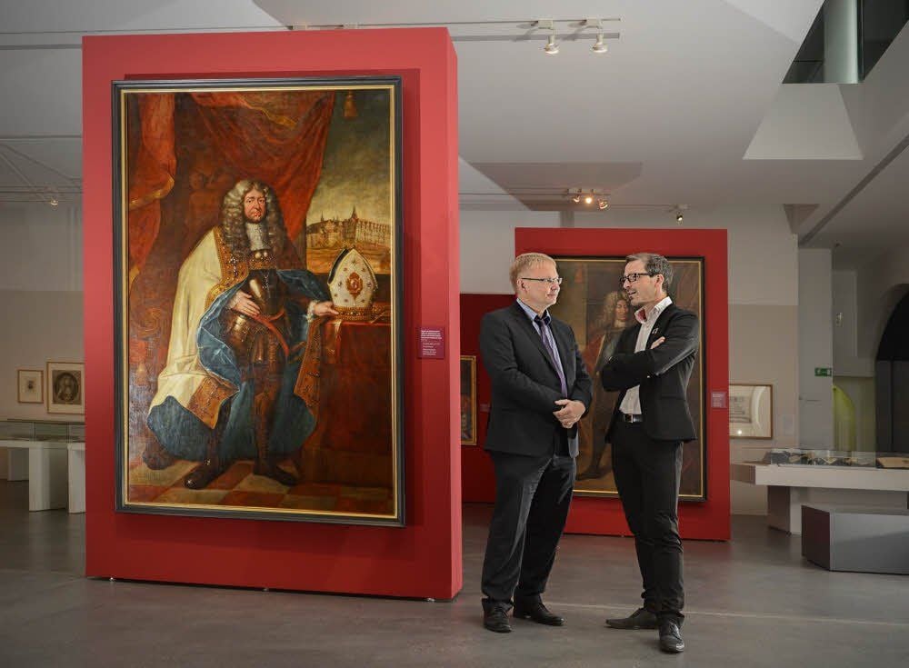 Holger Kunde, Direktor und Kustos der Vereinigten Domstifter (li.) und Moritzburg-Chef Thomas Bauer-Friedrich bei August von Sachsen