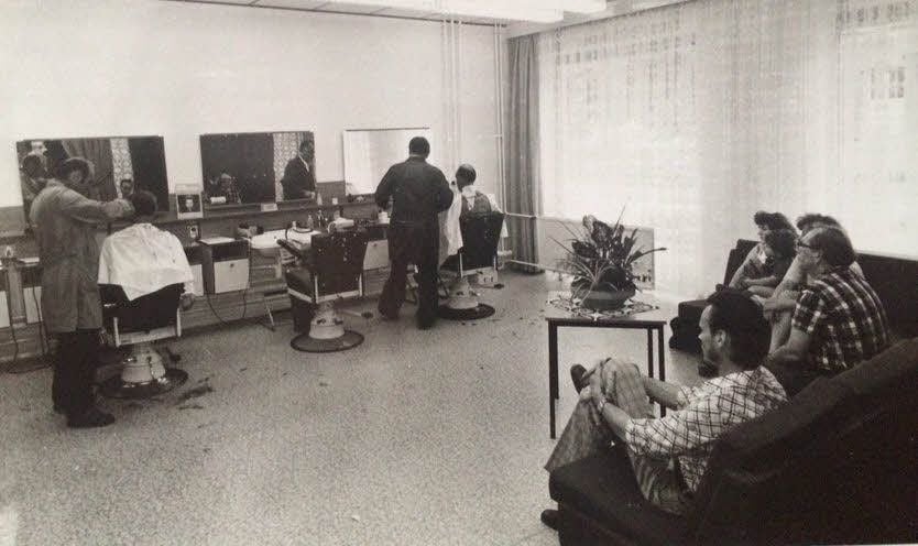 In den 70er Jahren - hier im Salon in der Rabestraße - hieß es warten, bis ein Friseurstuhl frei wurde. Auch im Herrensalon.
