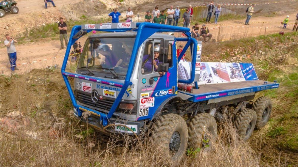 Zu den Teilnehmern an der Truck Trial Meisterschaft gehört auch Inga Budde, die mehrfach bewiesen hat, dass auch Frauen auf großen Brummis ein gute Figur abgeben können.