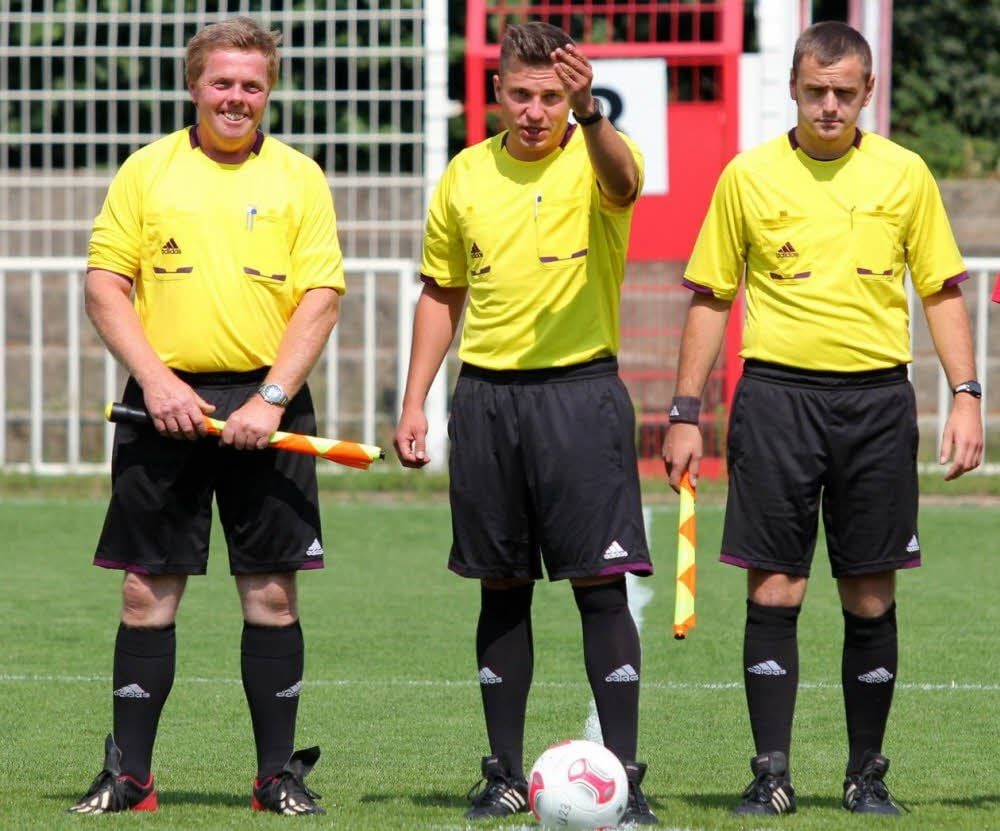 Starkes Trio in Schwarz-Gelb. Mario Jeske, Dirk Meißner und Christoph Bäck (von links) sind für den Kreisfachverband Fußball Wittenberg in den beiden Oberliga-Staffeln Nord und Süd unterwegs.