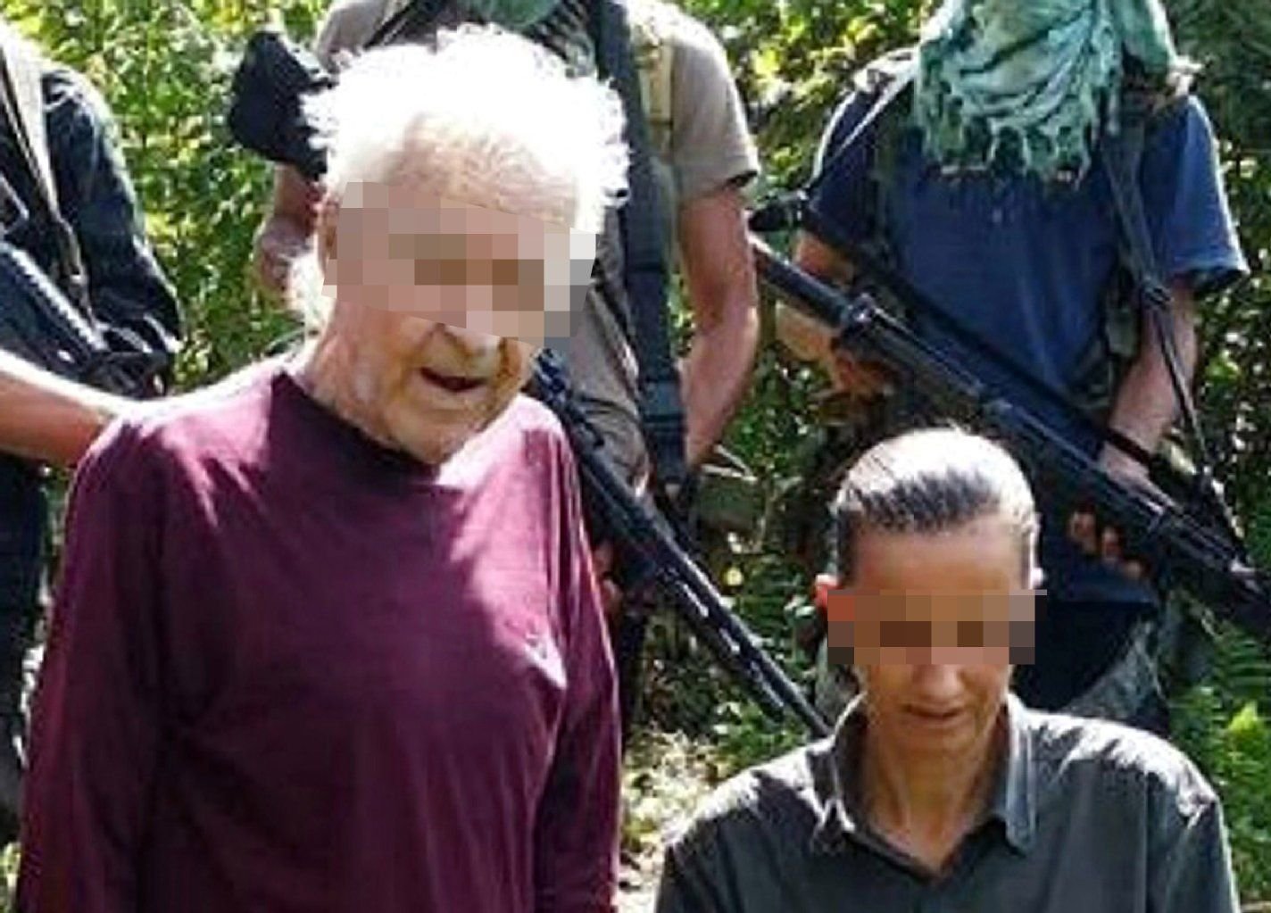Abu Sayyaf veröffentlichte dieses Foto, auf dem die deutschen Geiseln umringt von vermummten Kämpfern zu sehen sind.