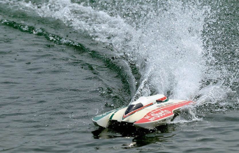 Mit bis zu 150 Stundenkilometern rasen die Modellboote über den See.