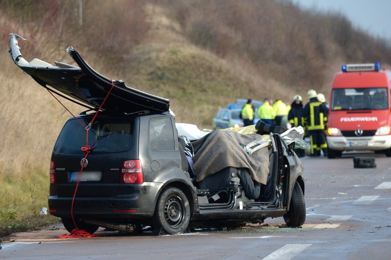 Die Unfallstelle wird am 21.12.2014 auf der Bundesautobahn A38 bei Allstedt (Sachsen-Anhalt) von der Polizei untersucht.