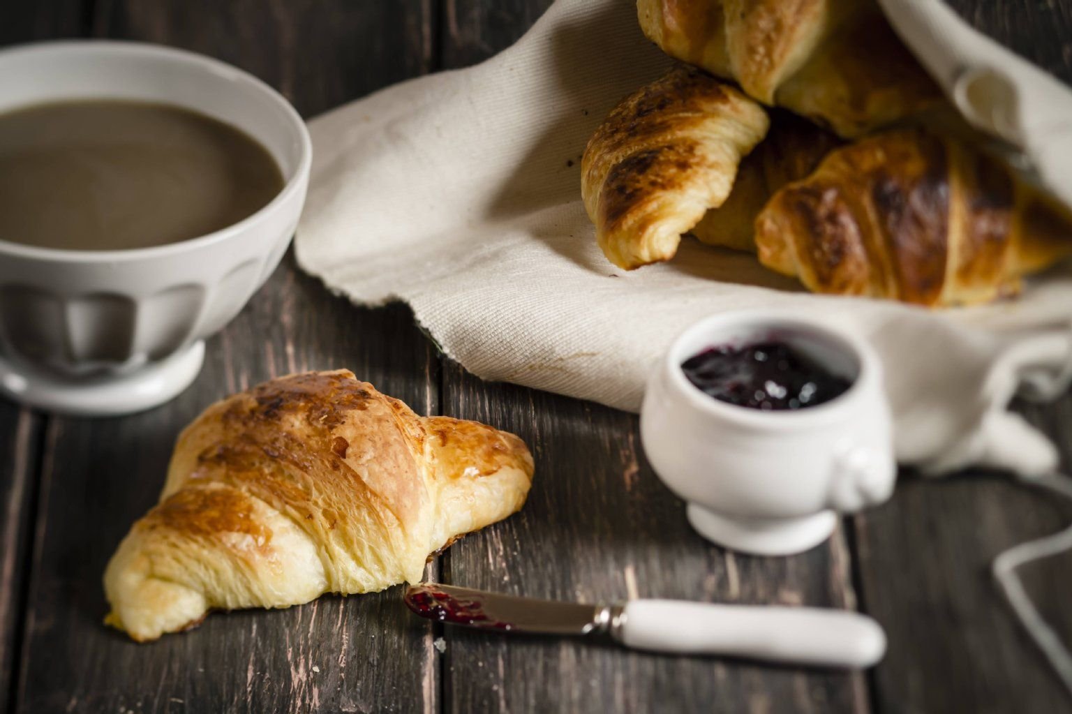 Nicht der Favorit der Ernährungsexperten: das französische Frühstück, Cafe au lait mit Croissant.