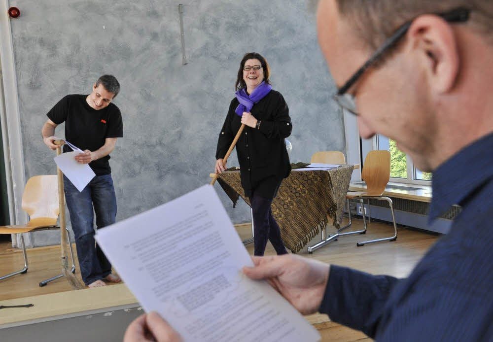 Probe des Ensembles rondo la kulturo in der Mensa der Hochschule Anhalt. Tilo Körner und Kerstin Beutler treten als Feldarbeiter auf.