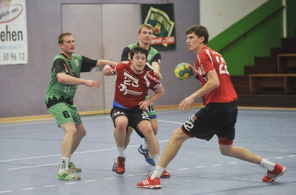 Ob Kreisläufer René Uelsmann (Nr. 6), hier beim 22:21-Hinspielerfolg in der Köthener Heinz-Fricke-Sporthalle in der Verteidigung, am Sonnabend auf dem Parkett stehen wird, ist fraglich.