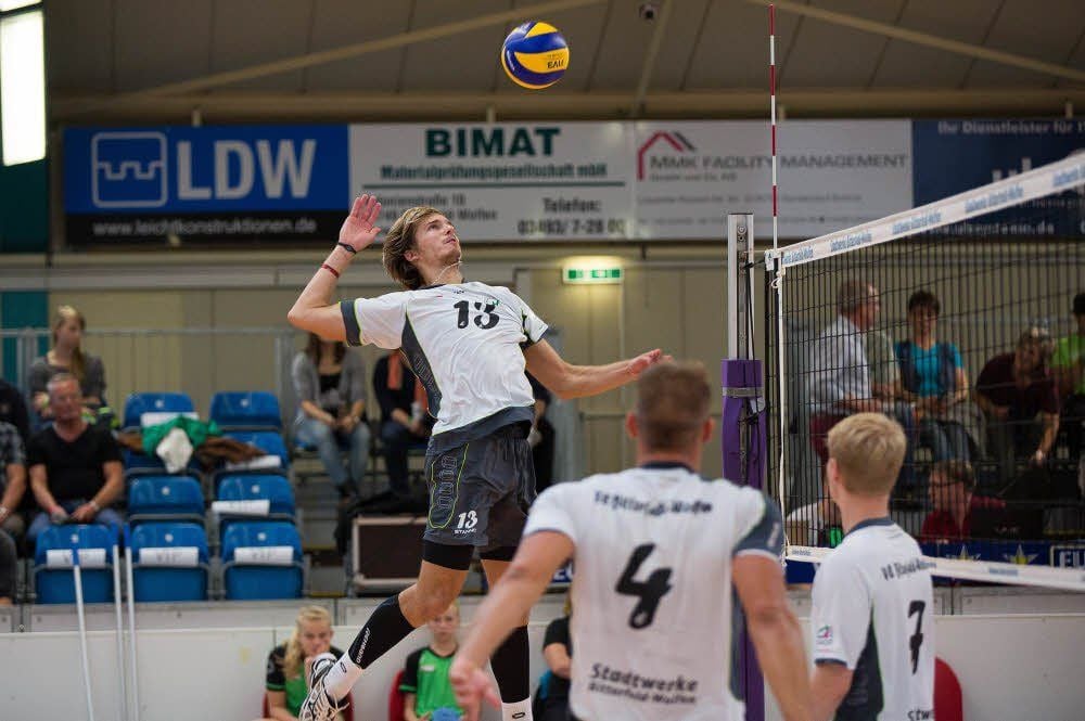 Chris Warsawski (Nr. 13) machte im Auftaktspiel gegen Kiel eine gute Figur.