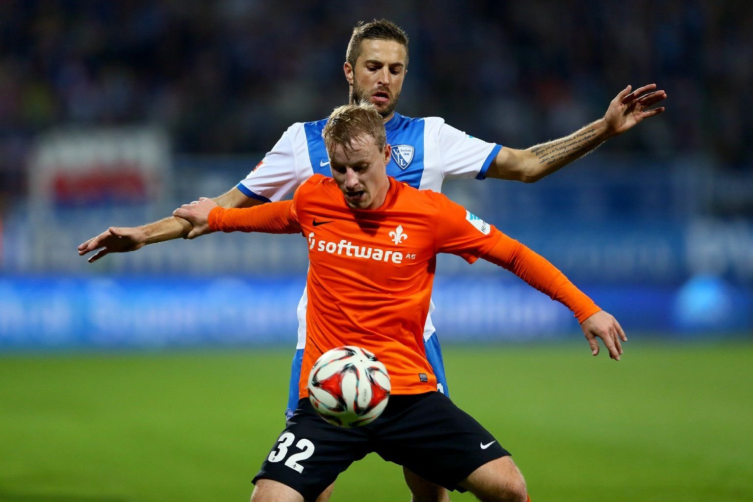 Bochums Stanislav Sestak (hinten) umd Darmstadts Fabian Holland im Kampf um den Ball
