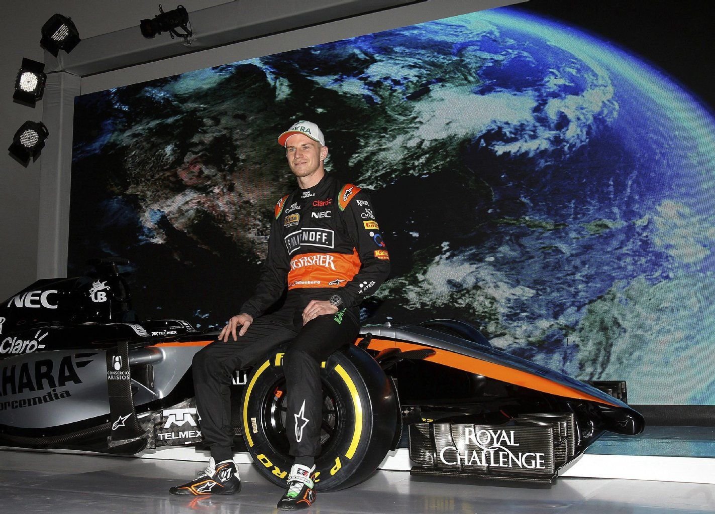 Nico Hülkenberg bei der Präsentation des Force-India-Boliden der Vorsaison. Das neue Auto soll aber schon bald fertig sein.