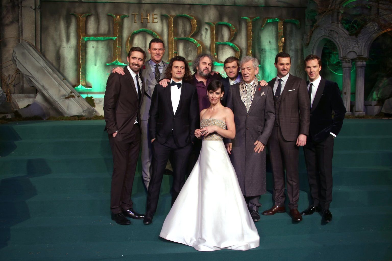 Die Schauspieler Luke Pace, Luke Evans, Orlando Bloom, Regisser Peter Jackson und die Schauspieler Martin Freeman, Sir Ian McKellen, Richard Armitage, Benedict Cumberbatch und Evangeline Lilly (v.l.n.r.) bei der Premiere in London.