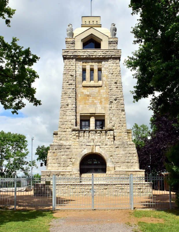 Der Bismarckturm ist fertig und zeigt sich in alter Schönheit.