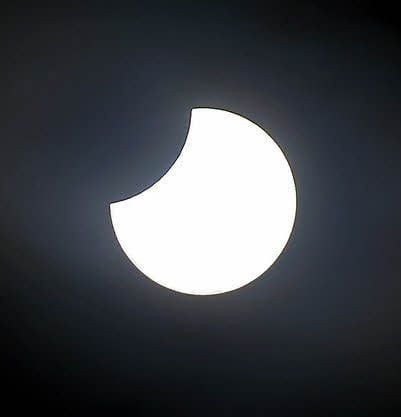 Der Effekt einer Sonnenfinsternis entsteht, wenn die Sonne ganz oder teilweise vom Mond bedeckt wird.