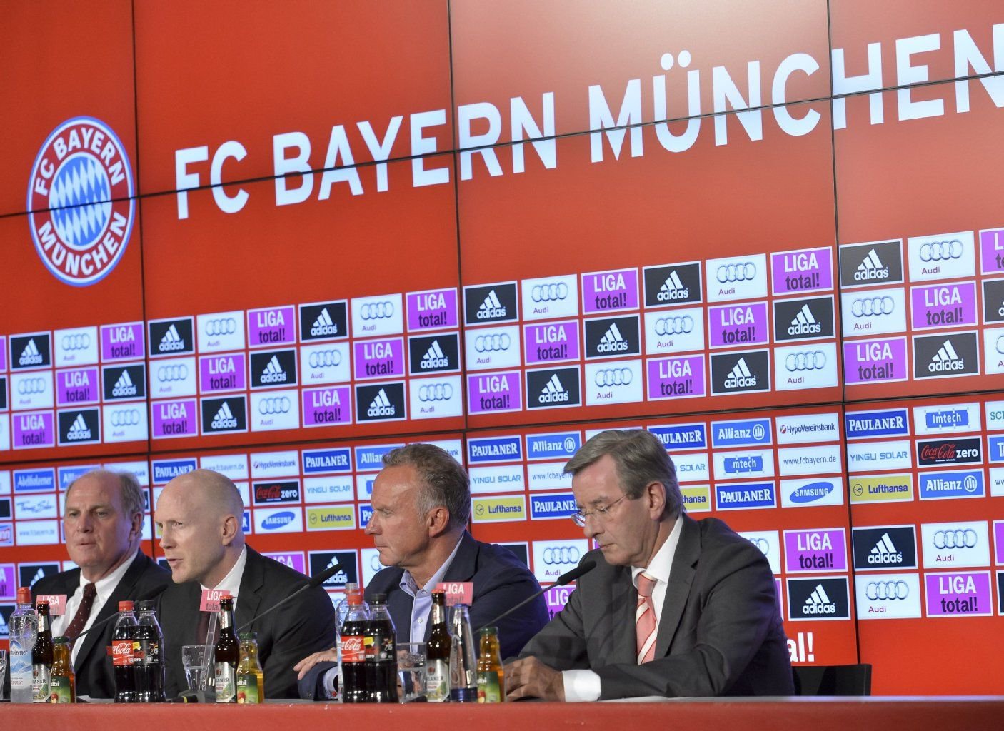 Die Führungsetage des FC Bayern München greift gegen die englische Presse durch.