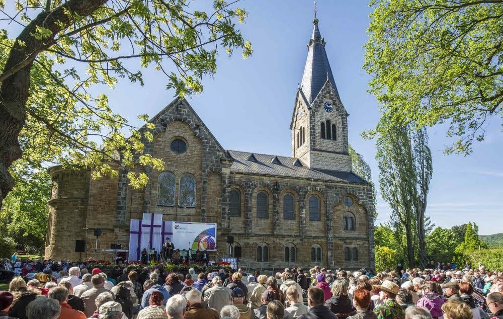 Hunderte Zuhörer folgten dem Gottesdienst zum 165. Jahresfest vor der Lindenhofskirche in Neinstedt.