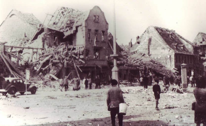 So sah der zerstörte Marktplatz gegenüber der Apotheke aus.