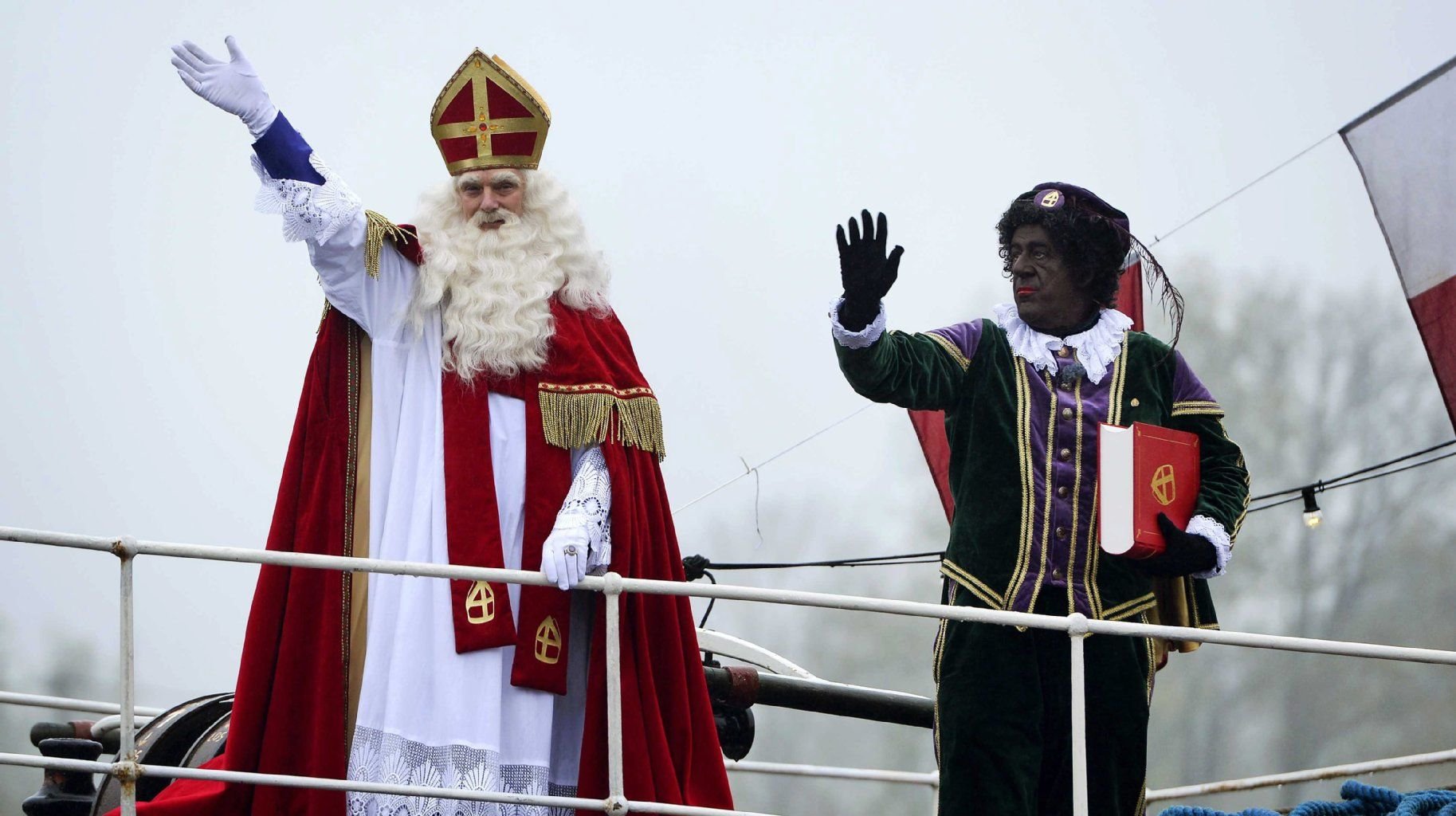 Der Legende zufolge kommt Sinterklaas in den Niederlanden mit seinem Gehilfen Zwarte Piet per Boot in die Stadt.