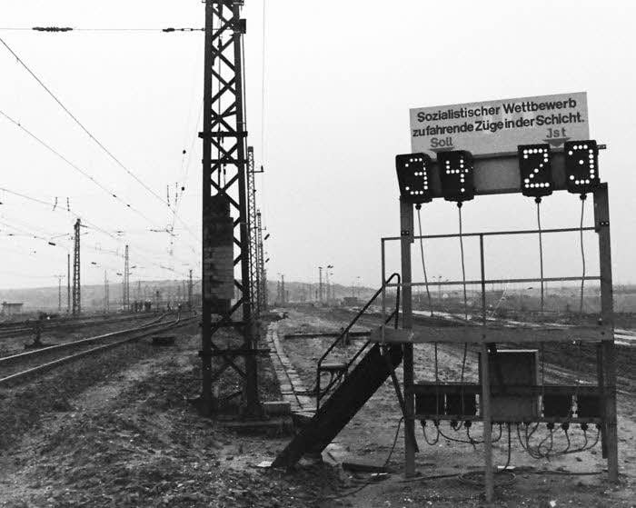 Auch die Lokfahrer stehen im sogenannten „sozialistischen Wettbewerb“. Die öffentlichen Leistungsanzeige auf dem Foto informiert nicht nur die Lokführer über den aktuellen Stand der Dinge zwischen dem Soll und dem bisherigen Ist.