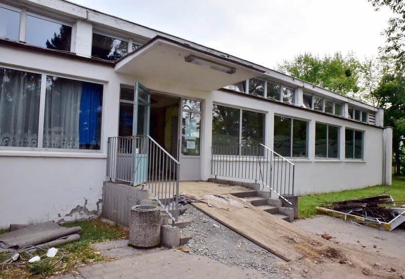 Der Eingang zur Schwimmhalle in Weißenfels wird behindertengerecht umgestaltet.