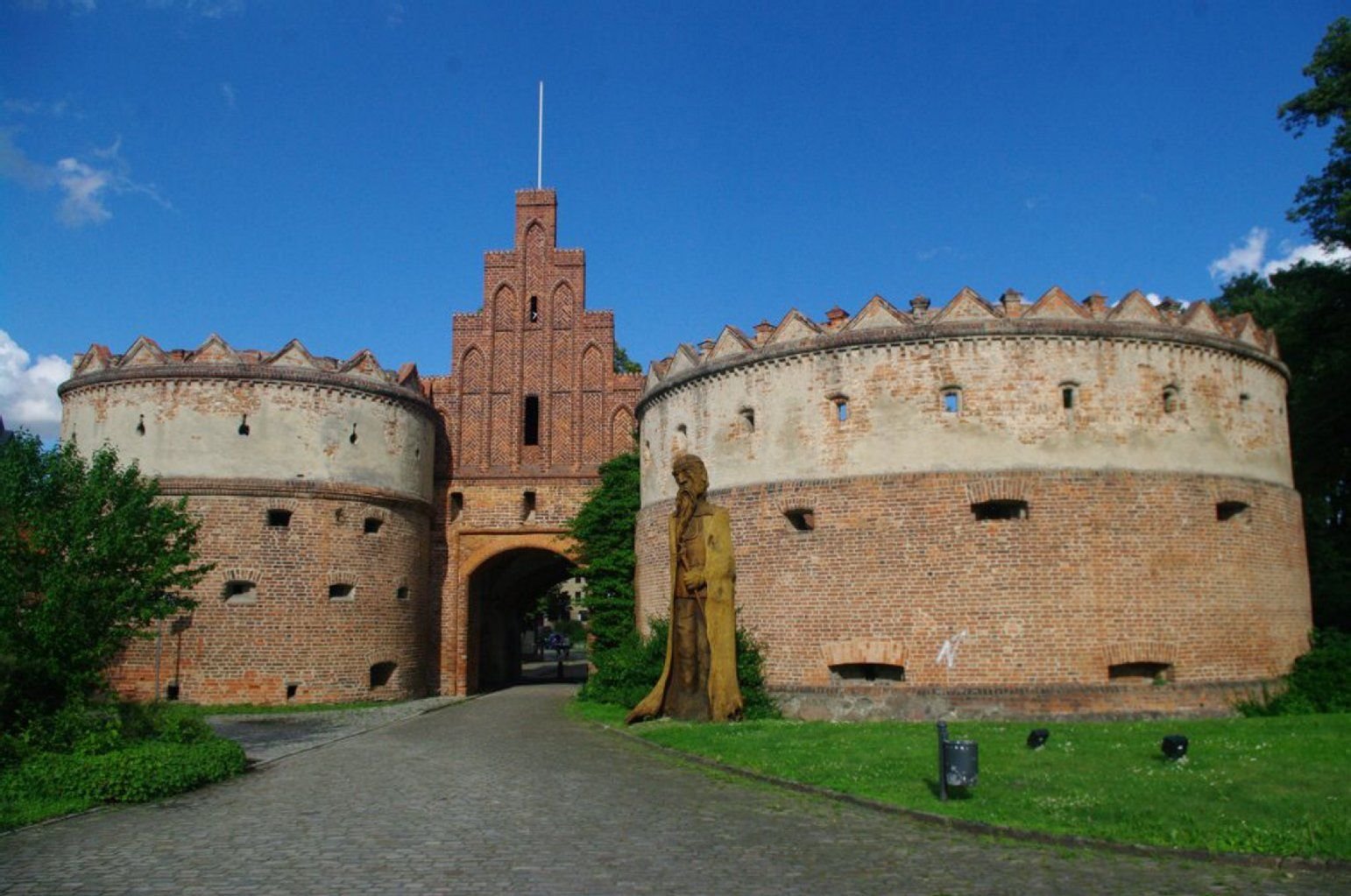 Blick auf das Salzwedeler Tor mit dem Torwächter in Gardelegen im Altmarkkreis Salzwedel