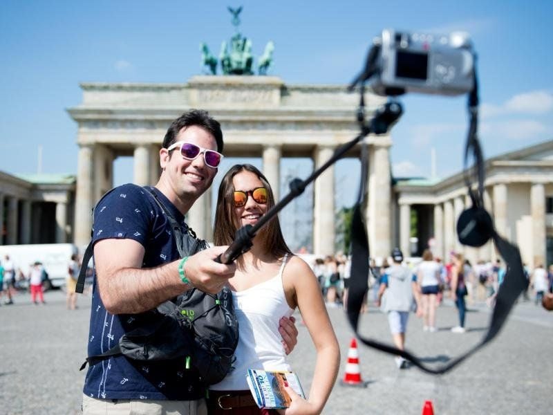 Bitte lächeln: Selfie-Stangen sind der neueste Schrei in der Ausrüstung vieler Urlauber.
