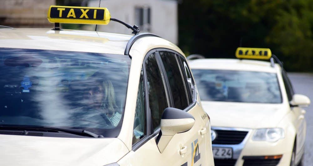Mit dem Taxi in die Schule? Zwei Schüler in Hornburg kamen notgedrungen in den Genuß.