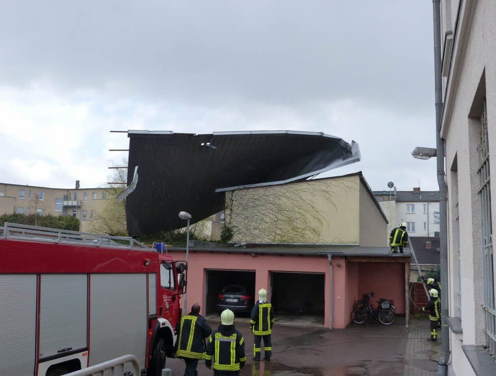 In der Bitterfelder Walther-Rathenau-Straße wurde ein komplettes Metalldach beschädigt.