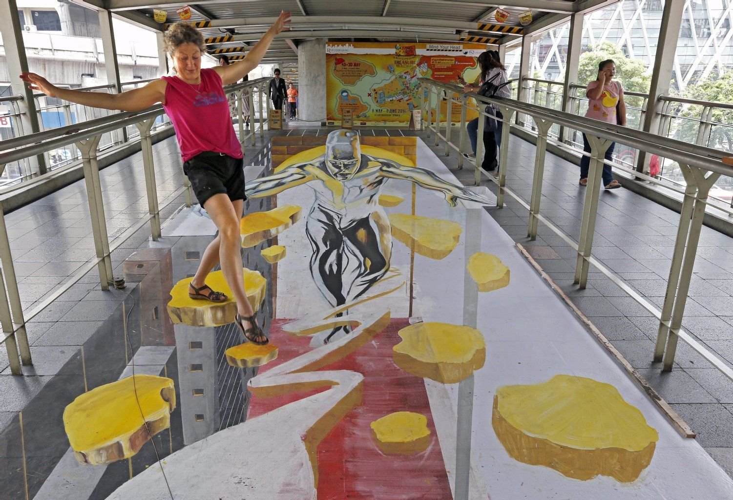 Die deutsche Künstlerin Marion Ruthardt spielt mit dreidimensionaler Kunst im Comicstil.