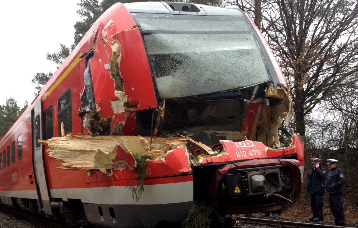 Der Stamm eines Baumes steckt an der Bahnstrecke bei Pegnitz (Bayern) in einem zerstörten Triebwagen des Regionalexpresses Bayreuth-Nürnberg.