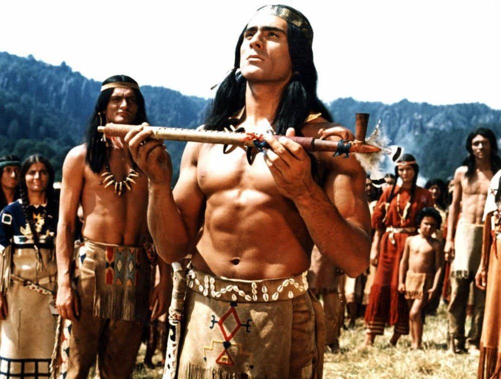 Im 1965 gedrehten ersten Defa-Indianerfilm „Die Söhne der großen Bärin“ spielt Gojko Mitic Häuptling Tokei-ihto so überzeugend, dass er den Federschmuck ein Leben lang nicht mehr ablegen wird.