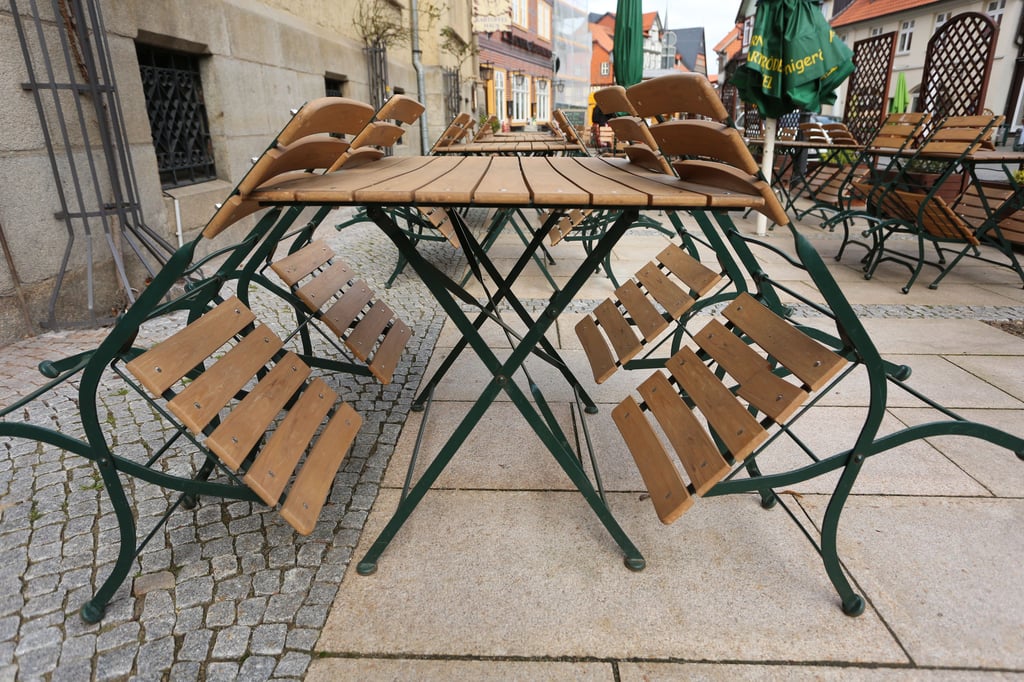 Im Landkreis Harz bleiben ab Samstag, 24. April, die Stühle von Gaststätten wieder verwaist - wie hier in Wernigerode. Mit der Corona-Notbremse ist das Modellprojekt zur Öffnung der Außengastronomie vorerst beendet.