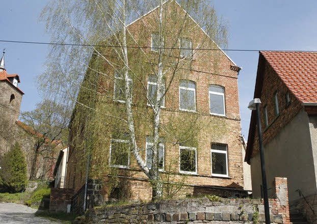 Die alte Schule (l.) und der ehemalige Verwaltungssitz in Hergisdorf sind meistbietend zu haben.