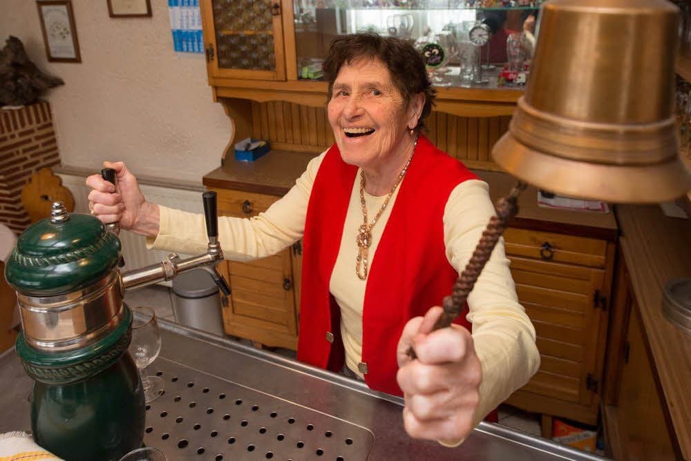 Lisa Klauß steht mit 85 Jahren noch immer hinter ihrem eigenen Tresen.