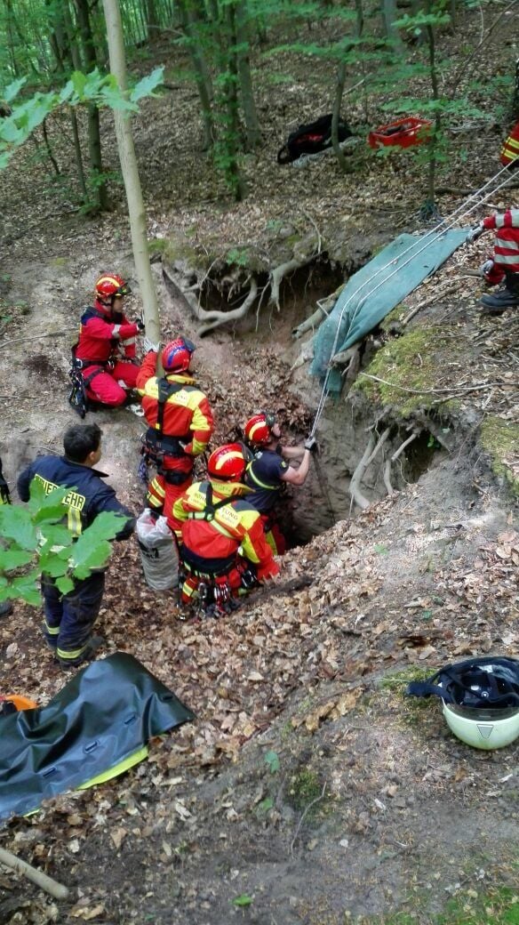 Ein Großaufgebot an Einsatzkräften aus Sachsen-Anhalt und Thüringen versucht zur Stunde, eine verletzte Höhlenforscherin aus einem alten Flussspatschacht am Kyffhäuser zu bergen.