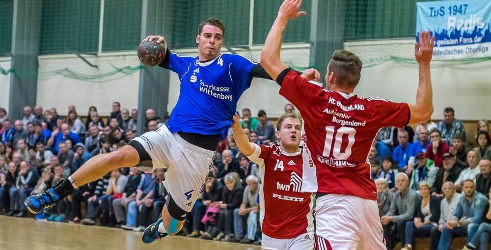 Sascha Timplan bei einem Sprungwurf auf das Tor der Burgenländer. Am Ende gab es ein Remis.