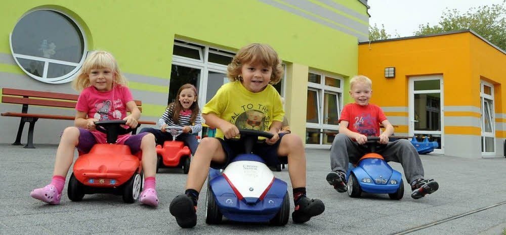 Für eine lustige Bobbycar-Fahrt eignet sich das neue Kita-Gelände hervorragend.