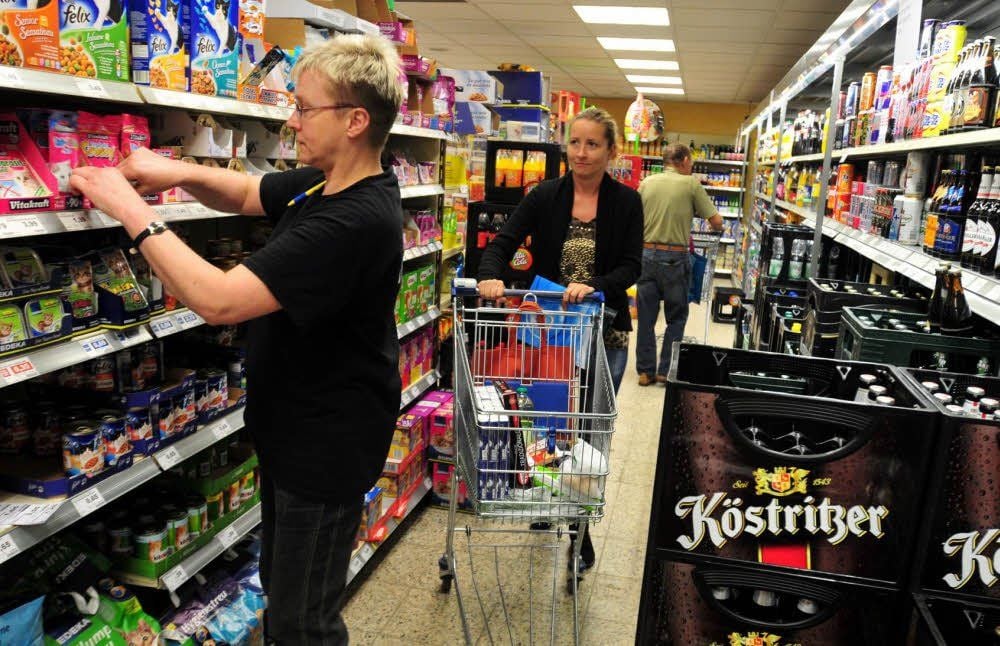 Es geht eng zu im alten Edeka-Markt. Das spüren Kundin Doreen Varnhold (r.) und Mitarbeiterin Christiane Pleyer, die hier seit 29 Jahren arbeitet.