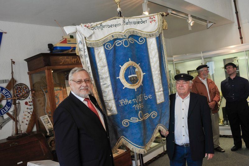 Der Akener Schifferverein „Kehrwieder“ hat sich aufgeöst. Die verbliebenen fünf Mitglieder haben dem Heimatmuseum zahlreiche Erinnerungsstücke an den Verein und die Schifffahrt übergaben. darunter auch die Vereinsfahne.