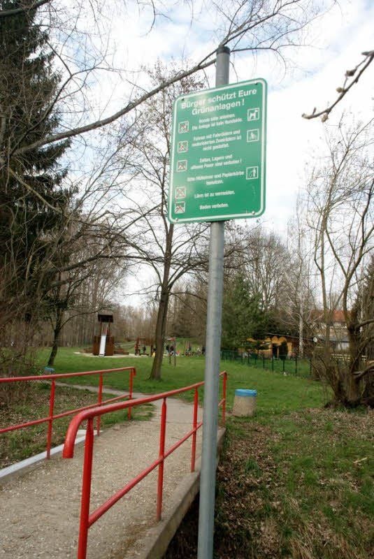 Über eine Brücke gelangt man zum ausgewiesenen Spielplatz. Er liegt abseits vom Verkehr, idyllisch am See.
