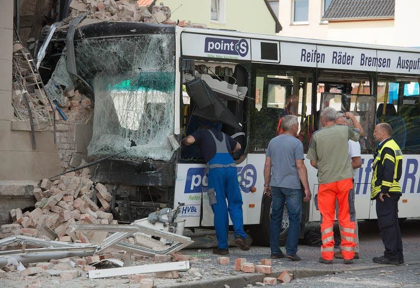 Ein Expertenteam berät, wie der Bus geborgen werden kann.