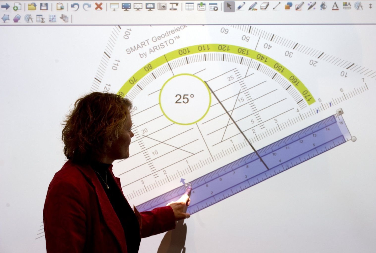 Ein Lehrerin arbeitet an einem Whiteboard «SMART Board»