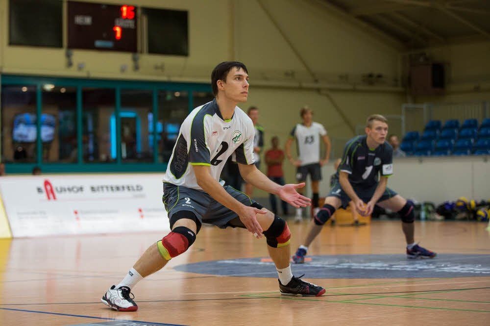 Bitterfeld-Wolfen (li. René Einbrodt) gewann mit 3:0 beim Tabellenletzten.