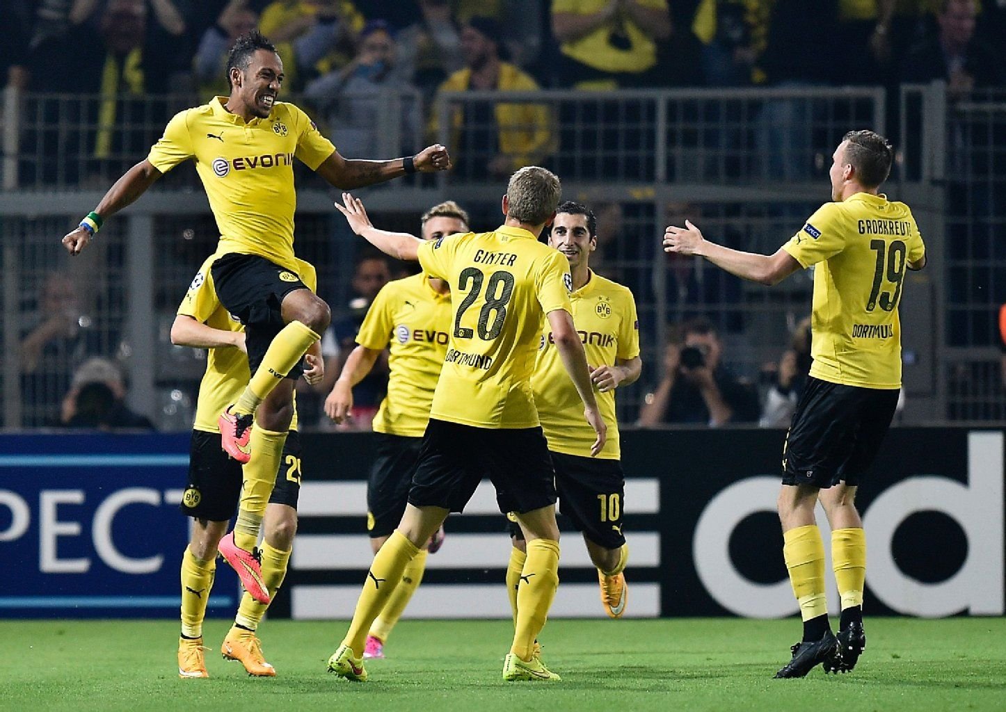 Pierre-Emerick Aubameyang bejubelt seinen Treffer zum 2:0