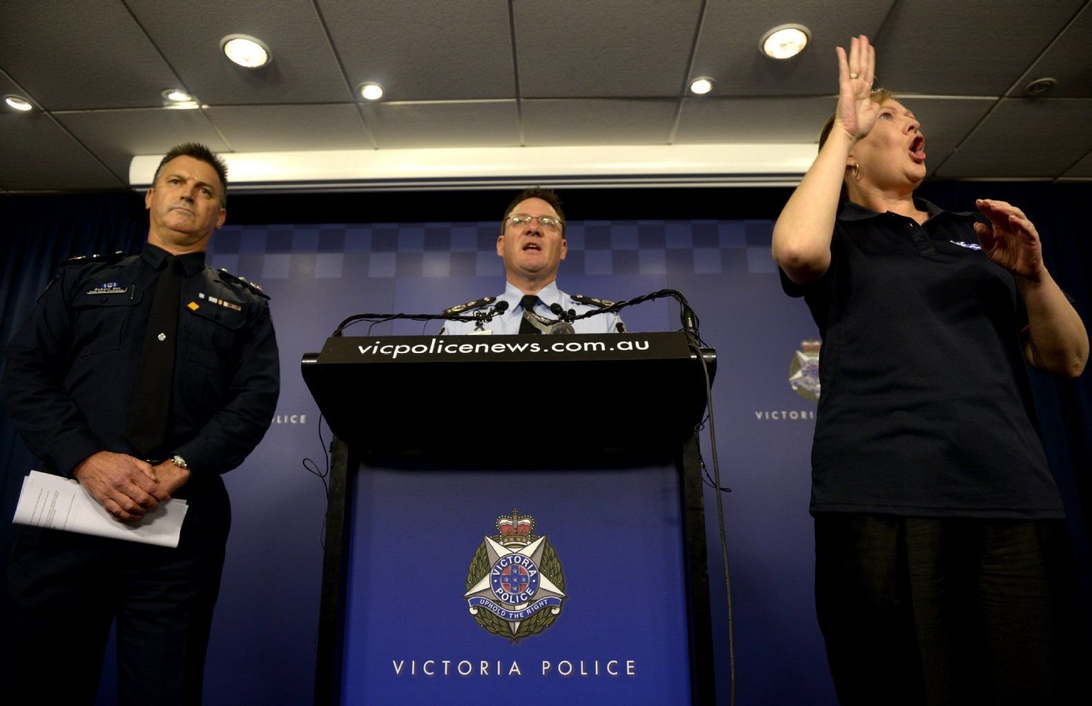Ein australischer Polizeibeamter spricht nach vereitelten Terroranschlägen zur Öffentlichkeit.