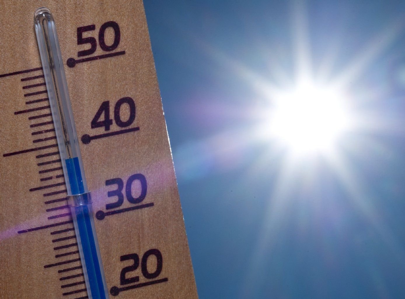 Ein Thermometer zeigt 38 Grad Celsius in der Sonne an.