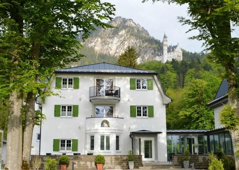 Hotel Villa Ludwig, Hohenschwangau: Unterhalb von Schloss Neuschwanstein (Hintergrund rechts oben)