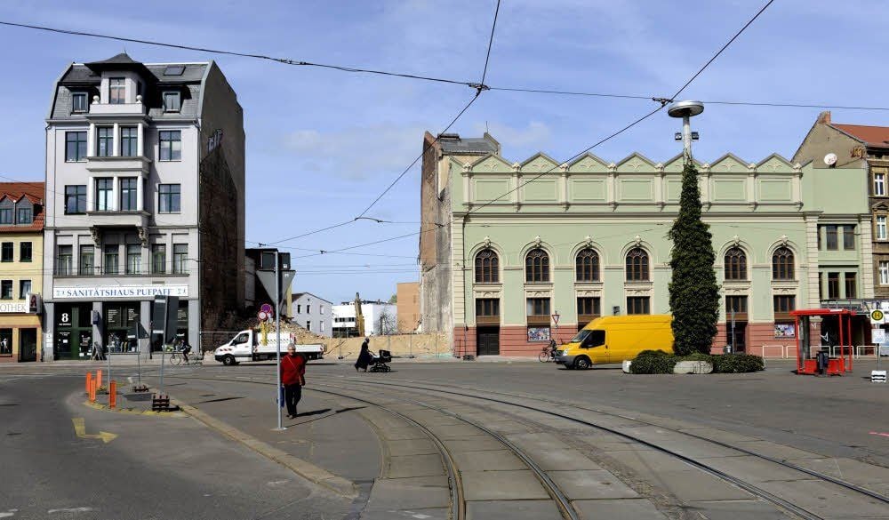 Ungewohnter Ausblick: Durch die Lücke neben dem Steintor sind Gebäude des Steintor-Campus zu sehen. Sie wird bald geschlossen.