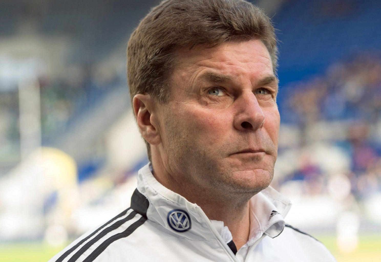 Wolfsburgs Trainer Dieter Hecking steht im Stadion und hofft auf einen Sahnetag seiner Mannschaft gegen den FC Bayern.