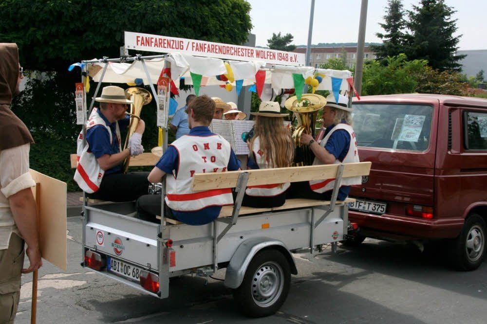 Musiziert wird auf einem kleinen Wagen, den ein Minibus zieht.