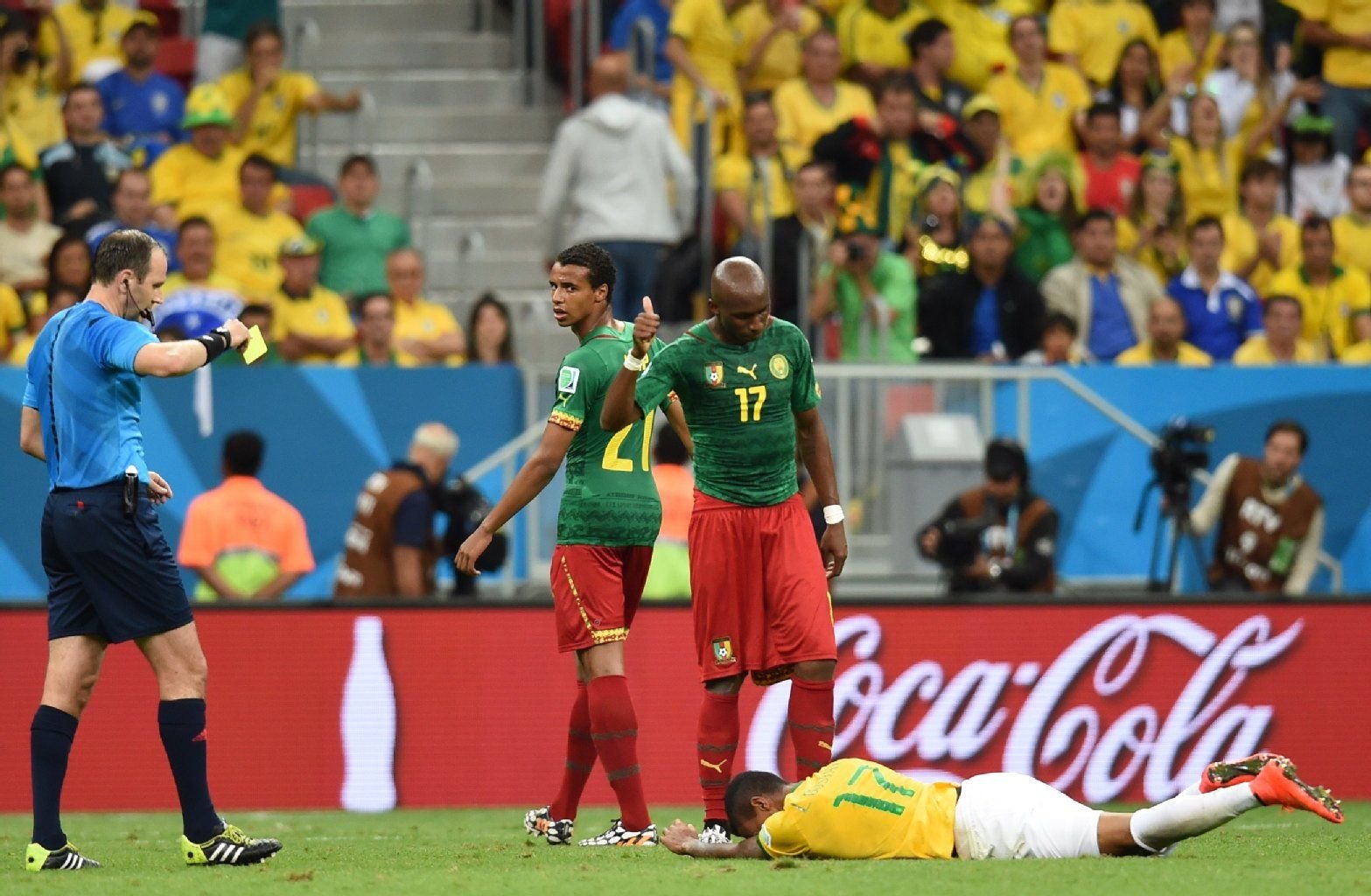 Kameruns Stephane Mbia (r.) im Spiel gegen Brasilien